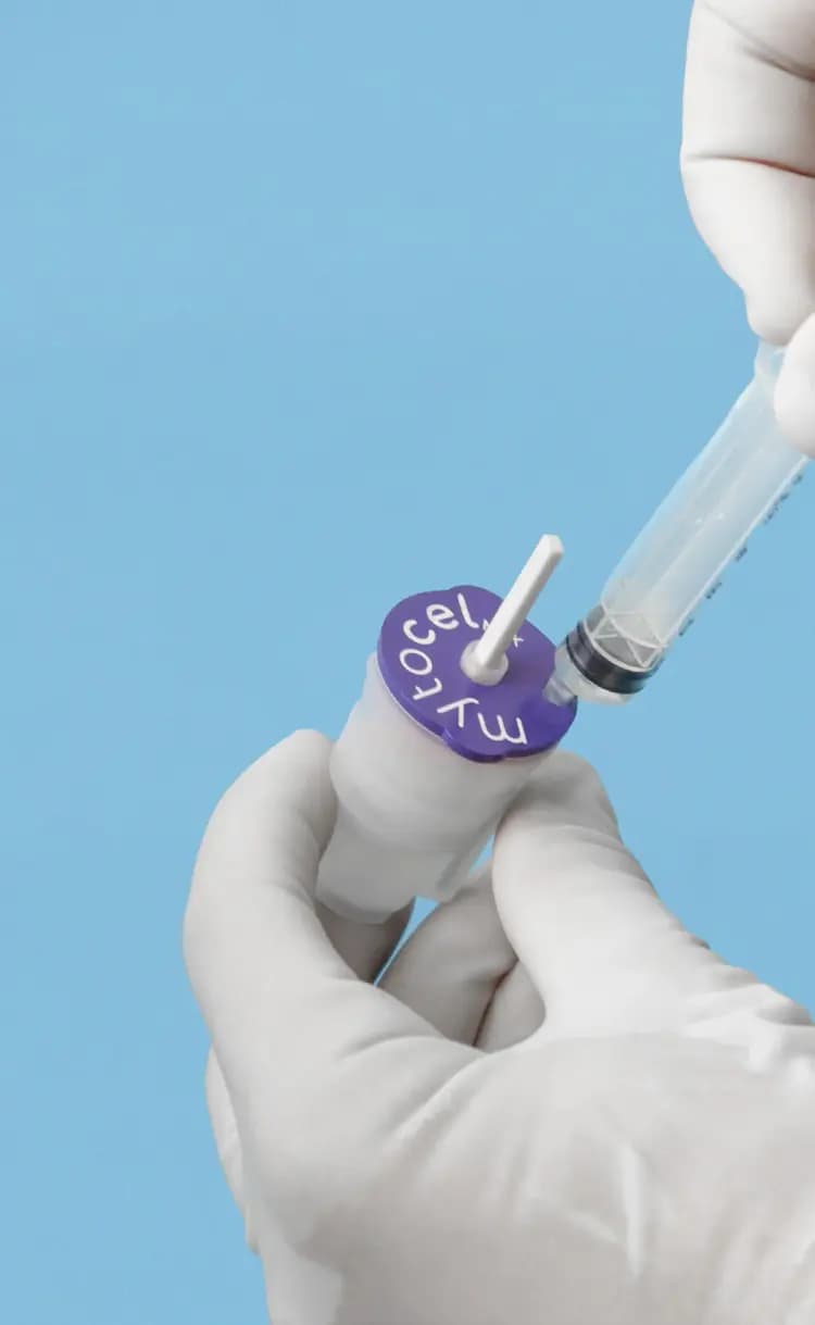 Gloved hands attaching a syringe to the single-use Rigeneracons RS device